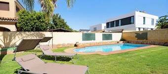 Holiday Home 'Chalet with Pool in La Barrosa' with Private Pool, Private Terrace and Wi-Fi
