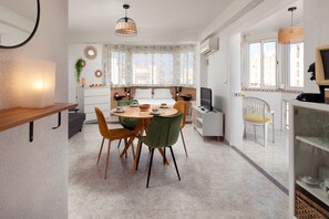 Tabla de planchar con plancha, wifi gratis y ropa de cama 