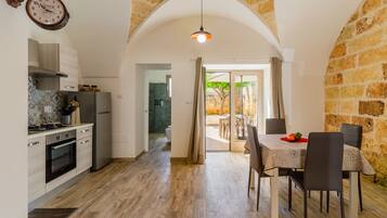 Réfrigérateur, four, plaque de cuisson