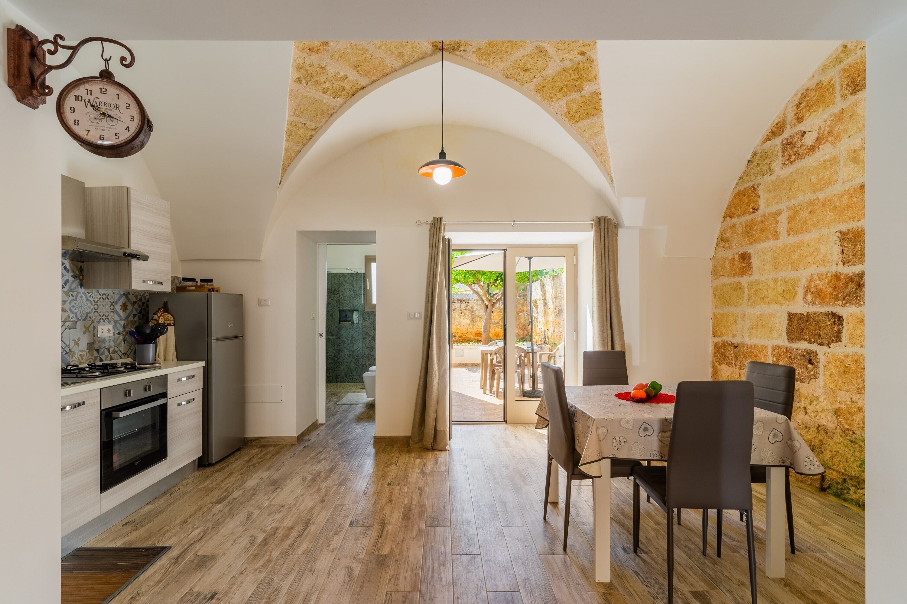 Frigorifero, forno, piano cottura, pentole/stoviglie/utensili