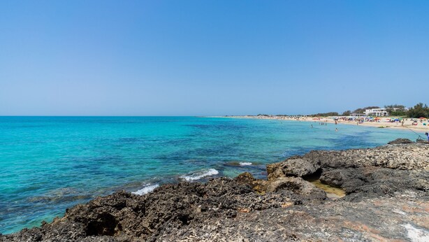 A coastal beach with rocky terrain and a clear blue sea. - Apartment 'Casa Incanto' with Private Garden and Air Conditioning (Presicce-Acquarica)