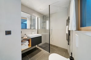Douche, articles de toilette gratuits, sĂšche-cheveux