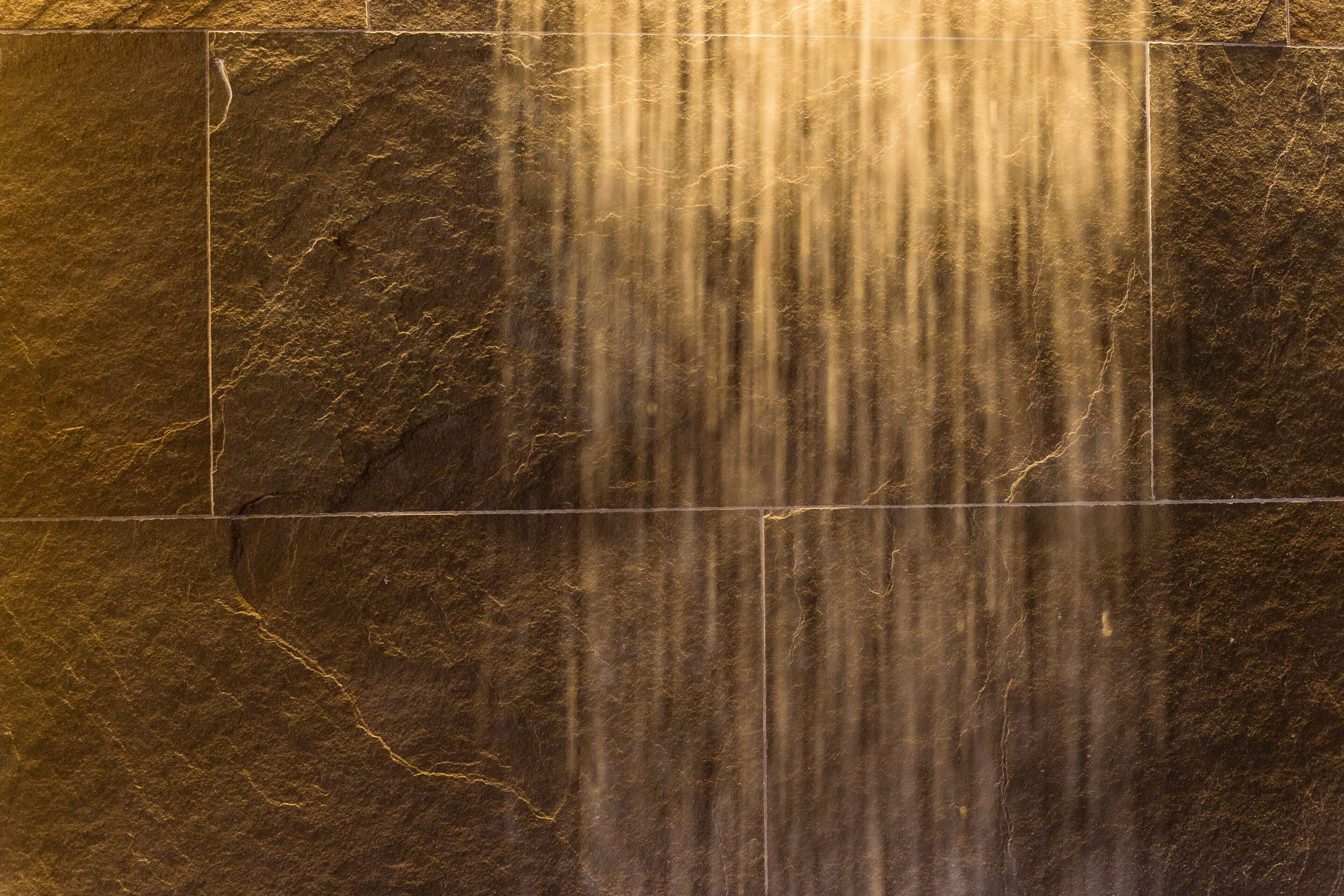 Una fuente vertical con textura similar al mármol.