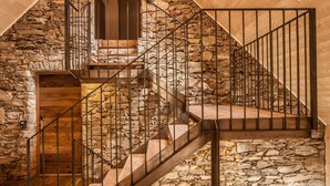 A stone staircase with metal railings in a rustic interior. - Studio Apartment "Josephus Domicilium IV" with Mountain View, Shared Terrace & Wi-Fi (Madonna di Senales)