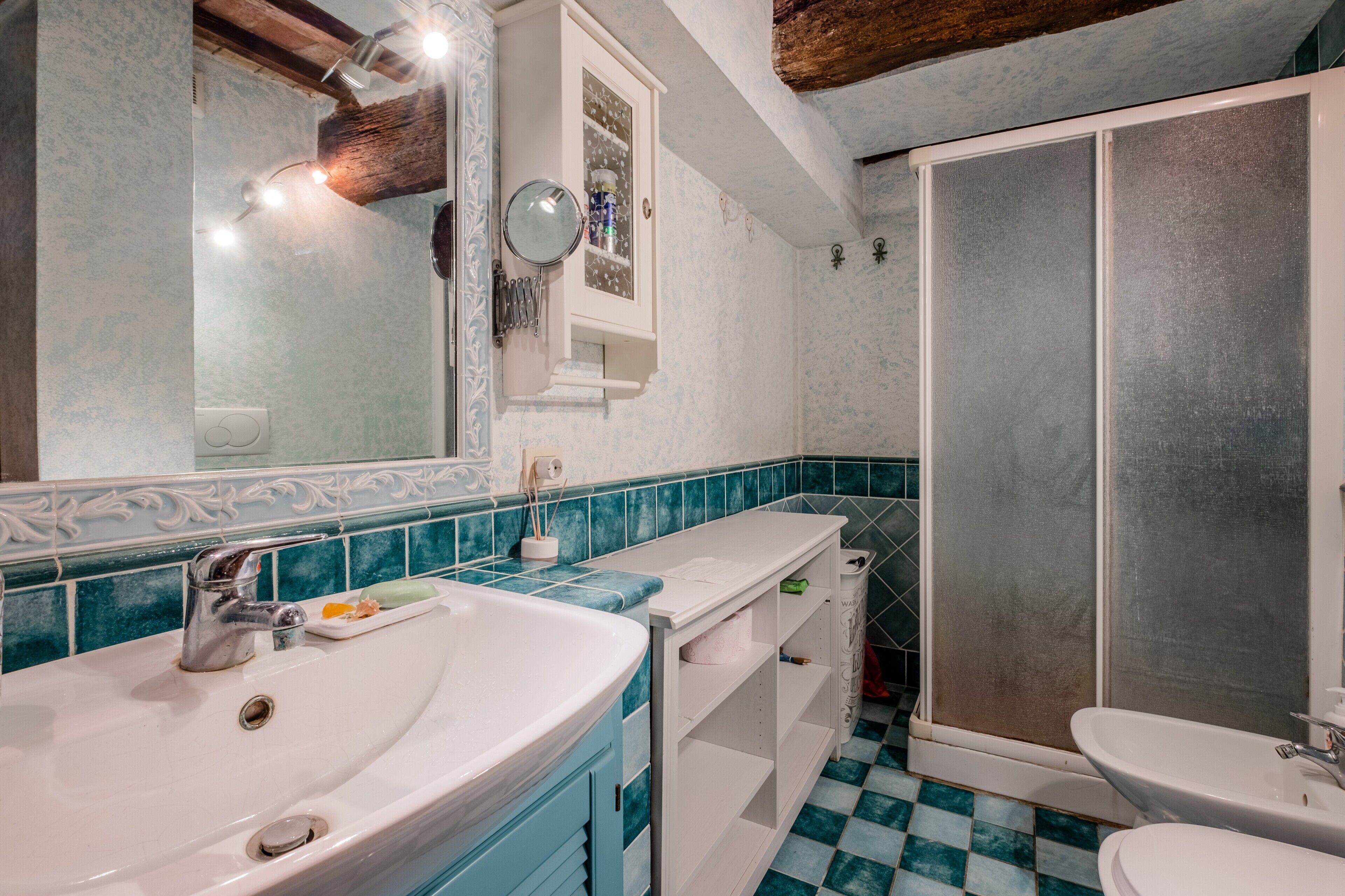Een douche, een haardroger, handdoeken