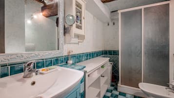 Een douche, een haardroger, handdoeken