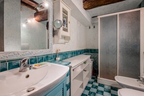 Regadera, secadora de cabello, toallas 