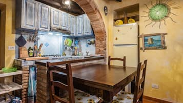 Refrigerador, horno, parrilla de estufa y cafetera y tetera