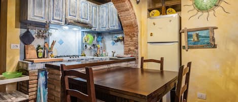 Refrigerador, horno, parrilla de estufa y cafetera y tetera