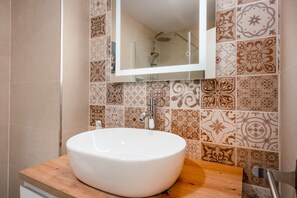 Ducha, secador de pelo, toallas