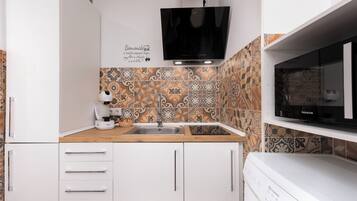 Een koelkast, een microgolfoven, een oven, een kookplaat