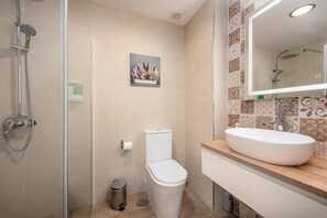 Shower, hair dryer, towels - Apartment 'Apartamento Margari' with Wi-Fi and Air Conditioning (Ronda)