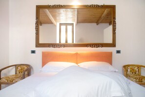 2 bedrooms, iron/ironing board, free WiFi, bed sheets - Apartment 'Dimora Vittoria - Lago Maggiore' with Shared Garden and Wi-Fi (Casalzuigno)