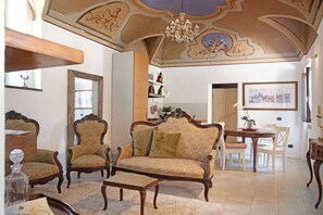 Una televisión, un reproductor estéreo