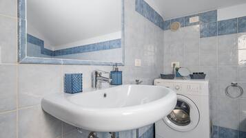 Een bad, een haardroger, handdoeken