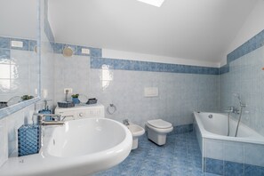 Bañera, secador de pelo, toallas