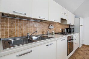 Fridge, microwave, oven, stovetop - 5 minutes from Lake Garda, Dimora "Charme of Butterfly (Cavaion Veronese)