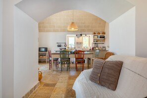 TV, fireplace - Villa 'Trulli Macco Macco' with Private Garden and Wi-Fi (Locorotondo)