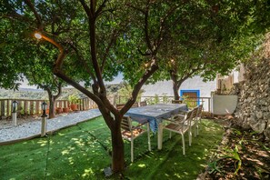Outdoor dining - Country House 'Casa Rural Entre Ojén Y Marbella' with Mountain View, Private Terrace and Wi-Fi (Ojén)