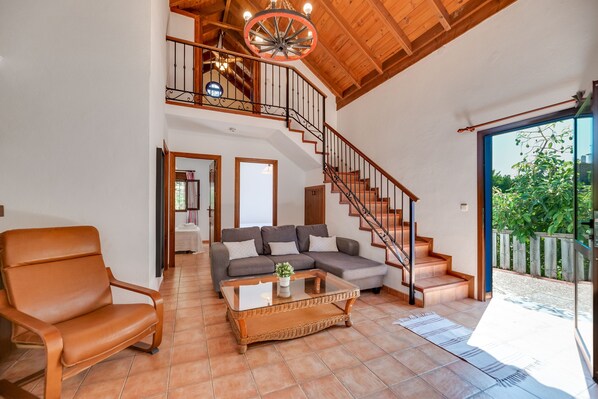 TV, fireplace - Country House 'Casa Rural Entre Ojén Y Marbella' with Mountain View, Private Terrace and Wi-Fi (Ojén)