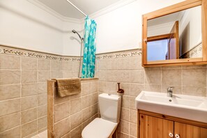 Shower, hair dryer, towels - Country House 'Casa Rural Entre Ojén Y Marbella' with Mountain View, Private Terrace and Wi-Fi (Ojén)