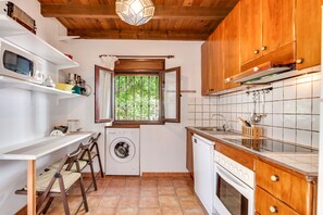 Fridge, microwave, oven, stovetop - Country House 'Casa Rural Entre Ojén Y Marbella' with Mountain View, Private Terrace and Wi-Fi (Ojén)
