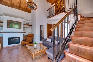 TV, fireplace - Country House 'Casa Rural Entre Ojén Y Marbella' with Mountain View, Private Terrace and Wi-Fi (Ojén)