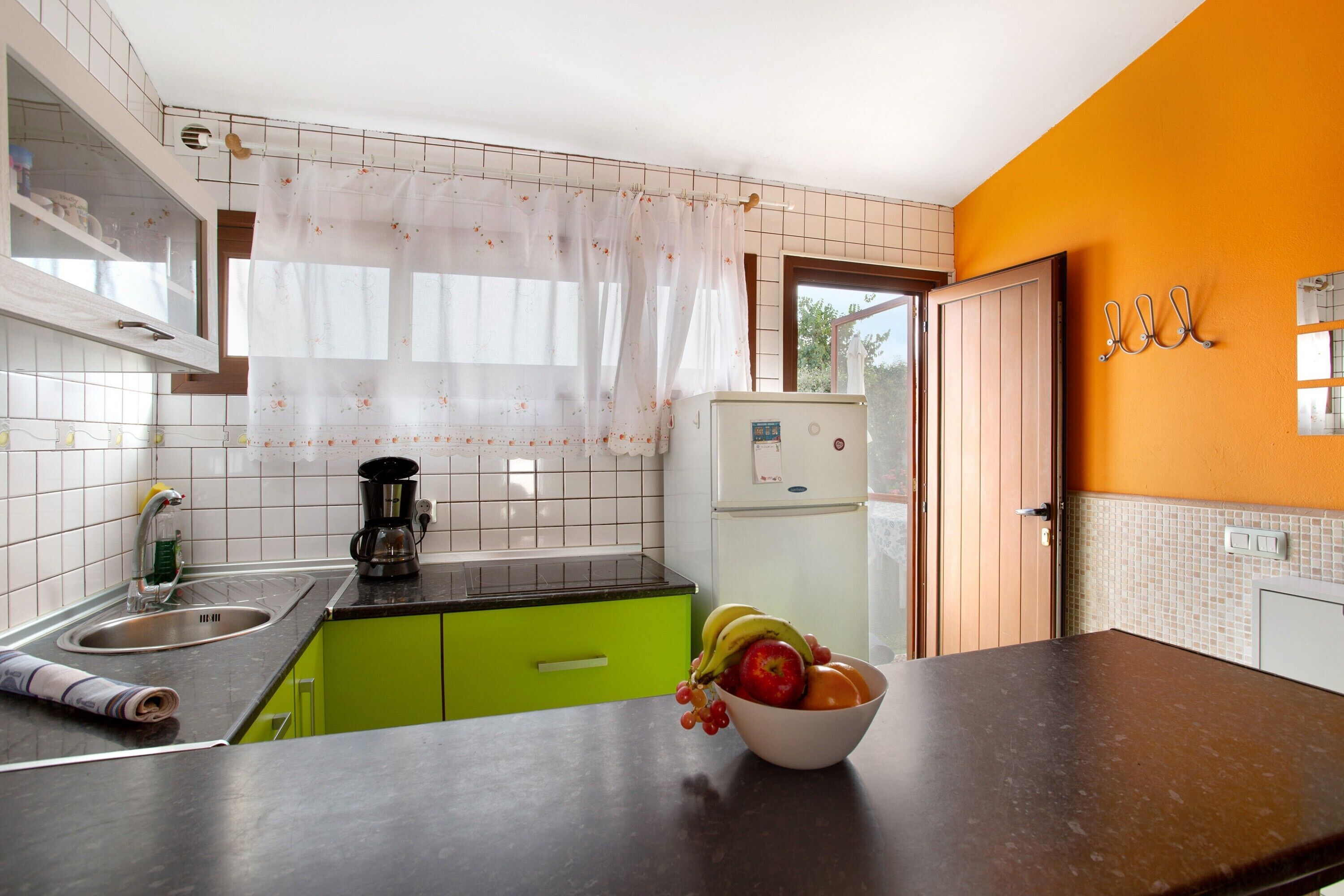 Kühlschrank, Mikrowelle, Herdplatte, Wasserkocher mit Kaffee-/Teezubehör
