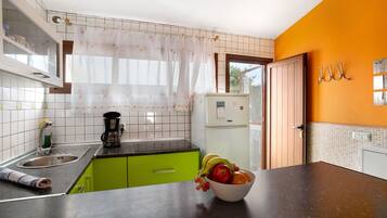 Kühlschrank, Mikrowelle, Herdplatte, Wasserkocher mit Kaffee-/Teezubehör