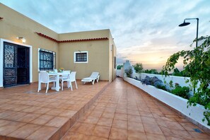 Outdoor dining - Chalet "Casa Barreto" with Sea View, 3 Private Terraces & Wi-Fi (Puerto de la Cruz)