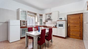 Køleskab, mikrobølgeovn, ovn, kogeplade