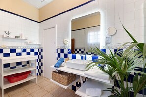 Shower, hair dryer, towels - Chalet "Casa Barreto" with Sea View, 3 Private Terraces & Wi-Fi (Puerto de la Cruz)
