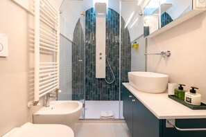 Shower, hair dryer, towels - Holiday Apartment "Civico40 Suite" with 2 Private Terraces, Balcony & Wi-Fi (Locorotondo)