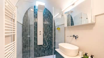 Een douche, een haardroger, handdoeken