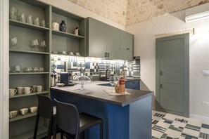 Fridge, oven, stovetop, dishwasher - Holiday Apartment "Civico40 Suite" with 2 Private Terraces, Balcony & Wi-Fi (Locorotondo)