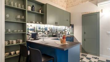 Frigorifero, forno, piano cottura, lavastoviglie