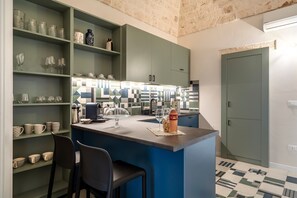 Fridge, oven, stovetop, dishwasher - Holiday Apartment "Civico40 Suite" with 2 Private Terraces, Balcony & Wi-Fi (Locorotondo)