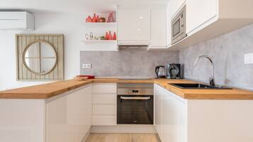 Kylskåp, mikrovågsugn, ugn och spishäll