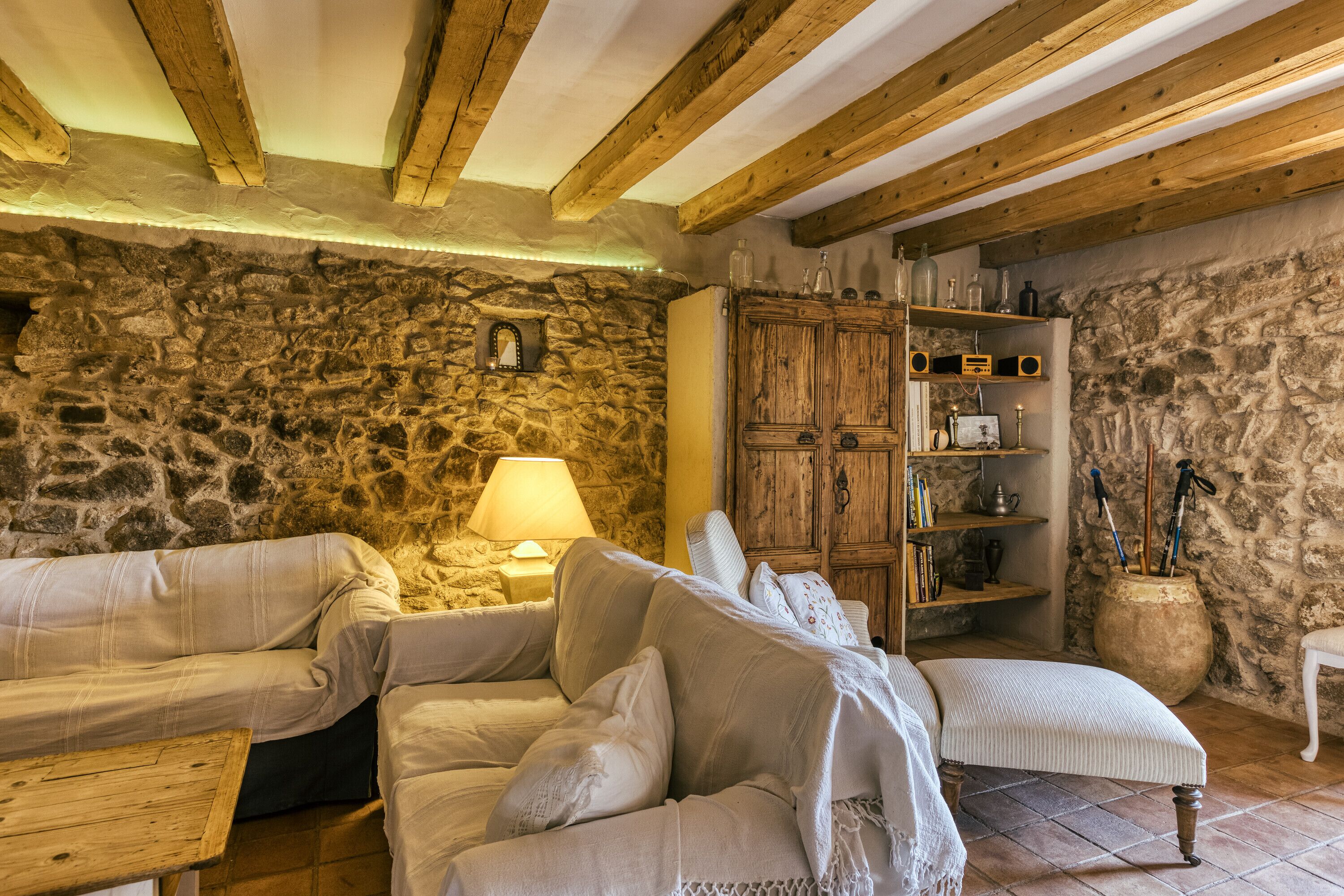 Een televisie en een stereo