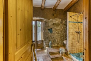 Regadera, secadora de cabello, toallas 