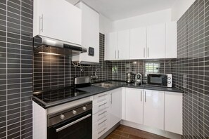 Kühlschrank, Mikrowelle, Ofen, Herdplatte