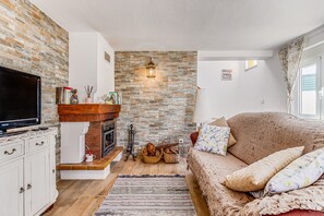 TV, fireplace - Country House "O Mundo Da Lua - Casa Este" with Shared Garden & Wi-Fi (Azeitão)