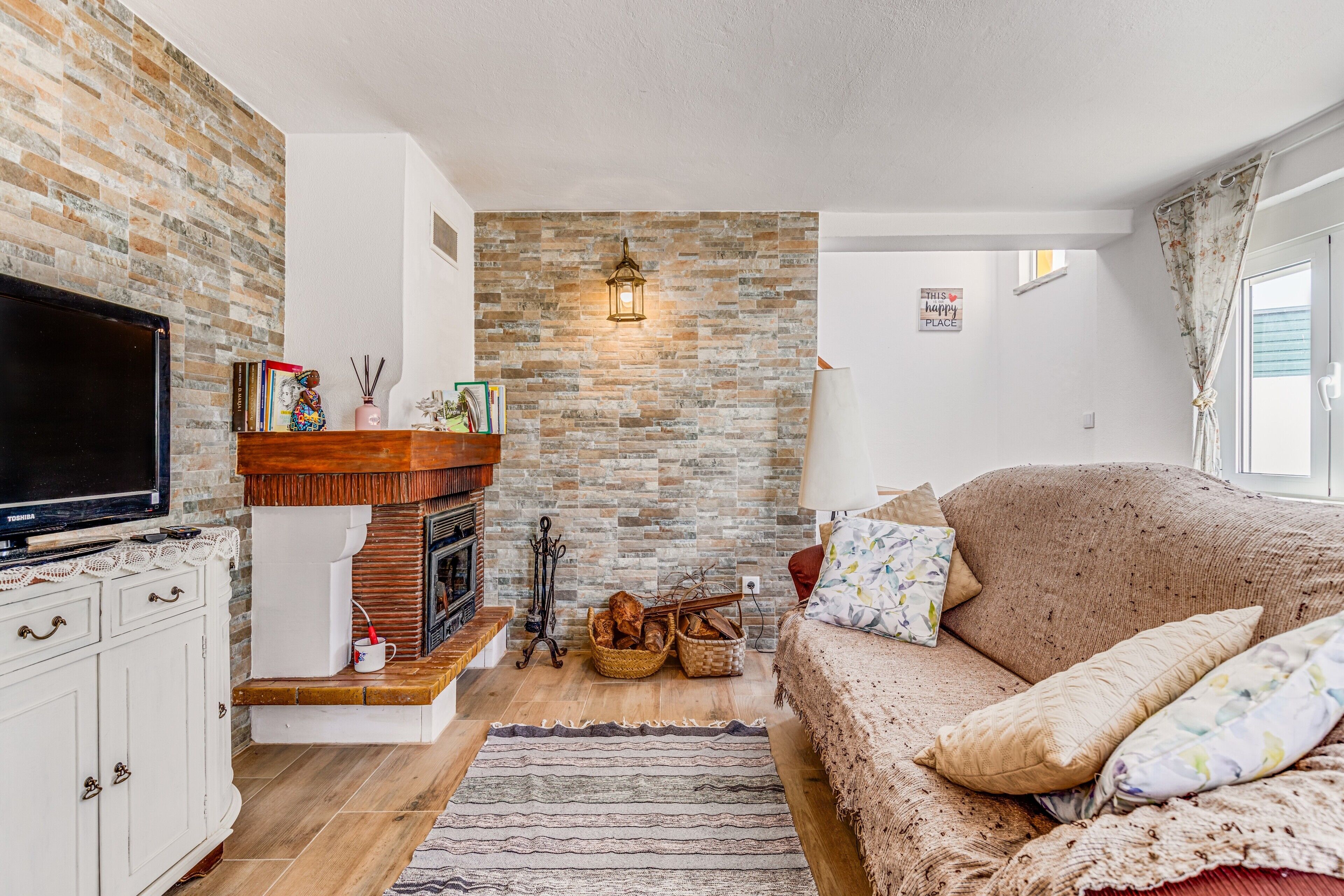 TV, fireplace