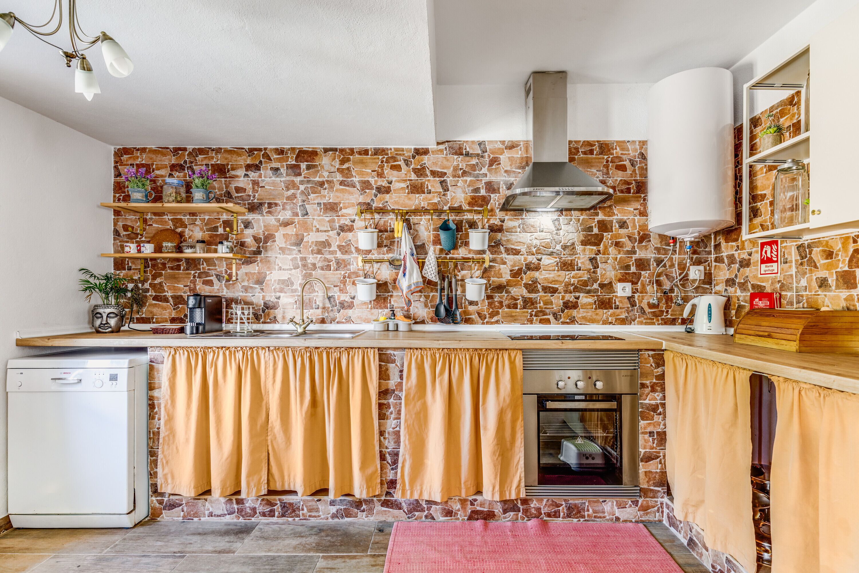 Køleskab, mikrobølgeovn, ovn, kogeplade