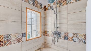 Shower, hair dryer, towels