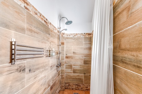 Shower, hair dryer, towels. Holiday Home "O Mundo Da Lua - Galinheiro" with Shared Garden and Wi-Fi
