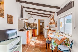 Fridge, microwave, oven, stovetop - Holiday Home "O Mundo Da Lua - Galinheiro" with Shared Garden and Wi-Fi (São Simão)