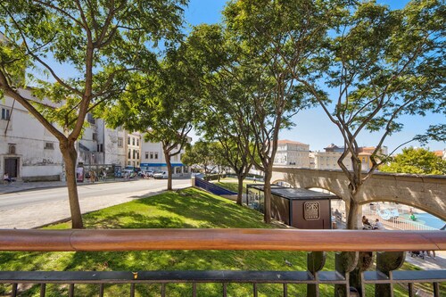 Studio Apartment 'Aveiro City Blue' with Shared Patio and Wi-Fi