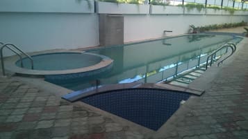 Kolam renang indoor