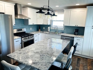 冷蔵庫、オーブン、食器洗い機、コーヒー / ティーメーカー